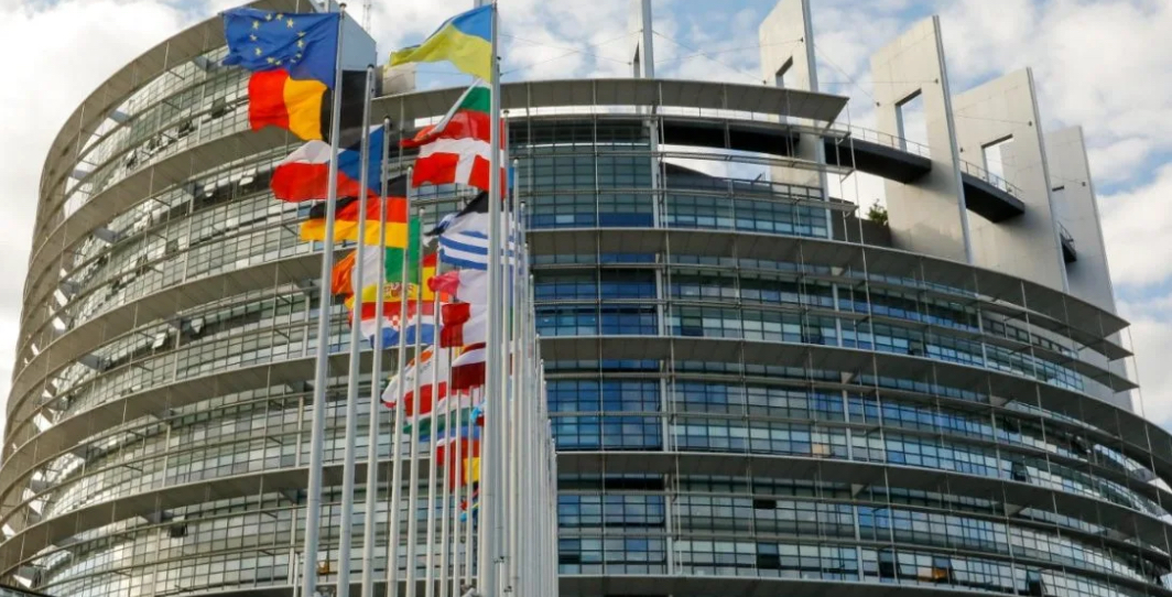 ”Dazi, Usa, UE/ La strategia che può ancora salvare Bruxelles dopo la capitolazione con Trump”, intervento di Stefano Fassina su Il Sussidiario del 1 agosto 2025